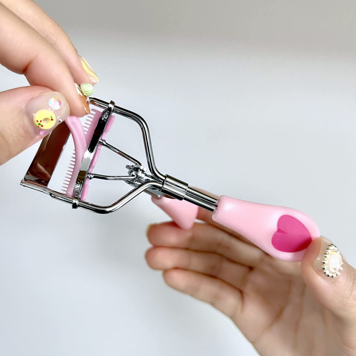MERVK eyelash curler stainless steel bracket spring provides durable, even pressure.