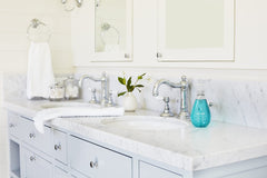 Textura suave al frotar manos con lavanda francesa