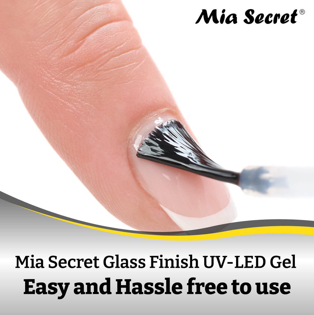 Mia Secret gel UV-LED transparente aplicado en uñas, claridad natural.