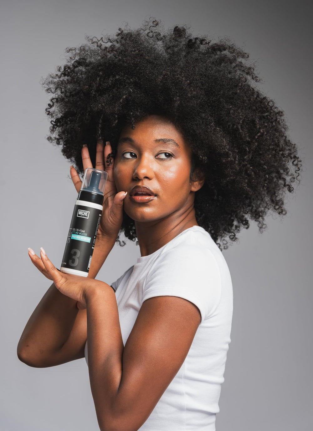 Definición duradera con Miche Beauty gel que se transforma en mousse para rizos sin residuo pegajoso.