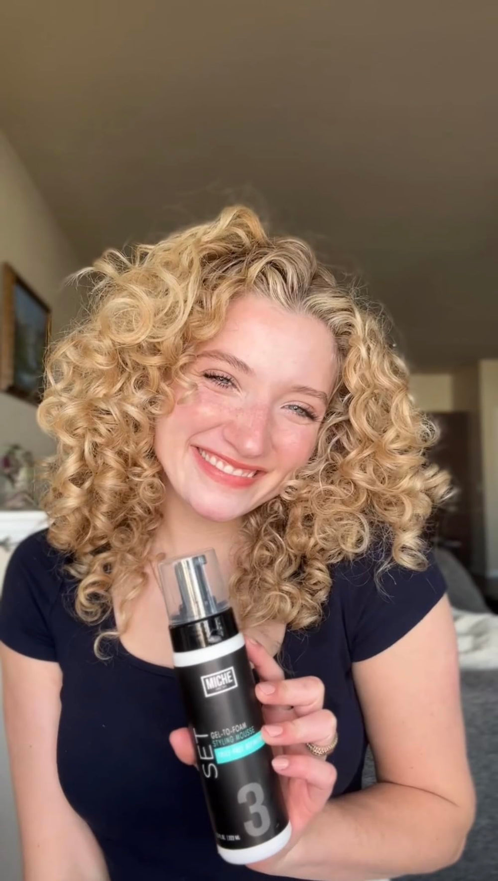 Resultados definidos en rizos con Miche Beauty gel que se transforma en mousse para estilo duradero.