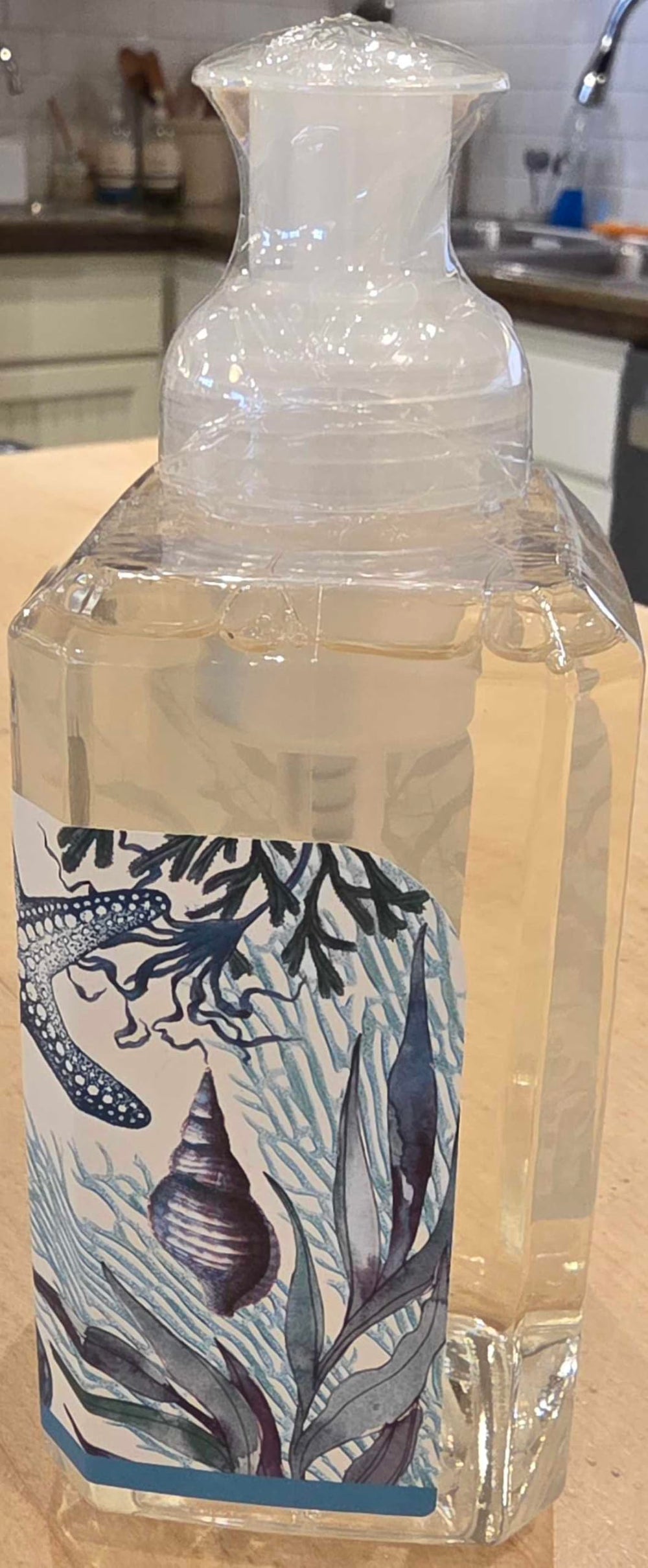 Michel Design Works Ocean Tide uso diario en el baño con aroma relajante.