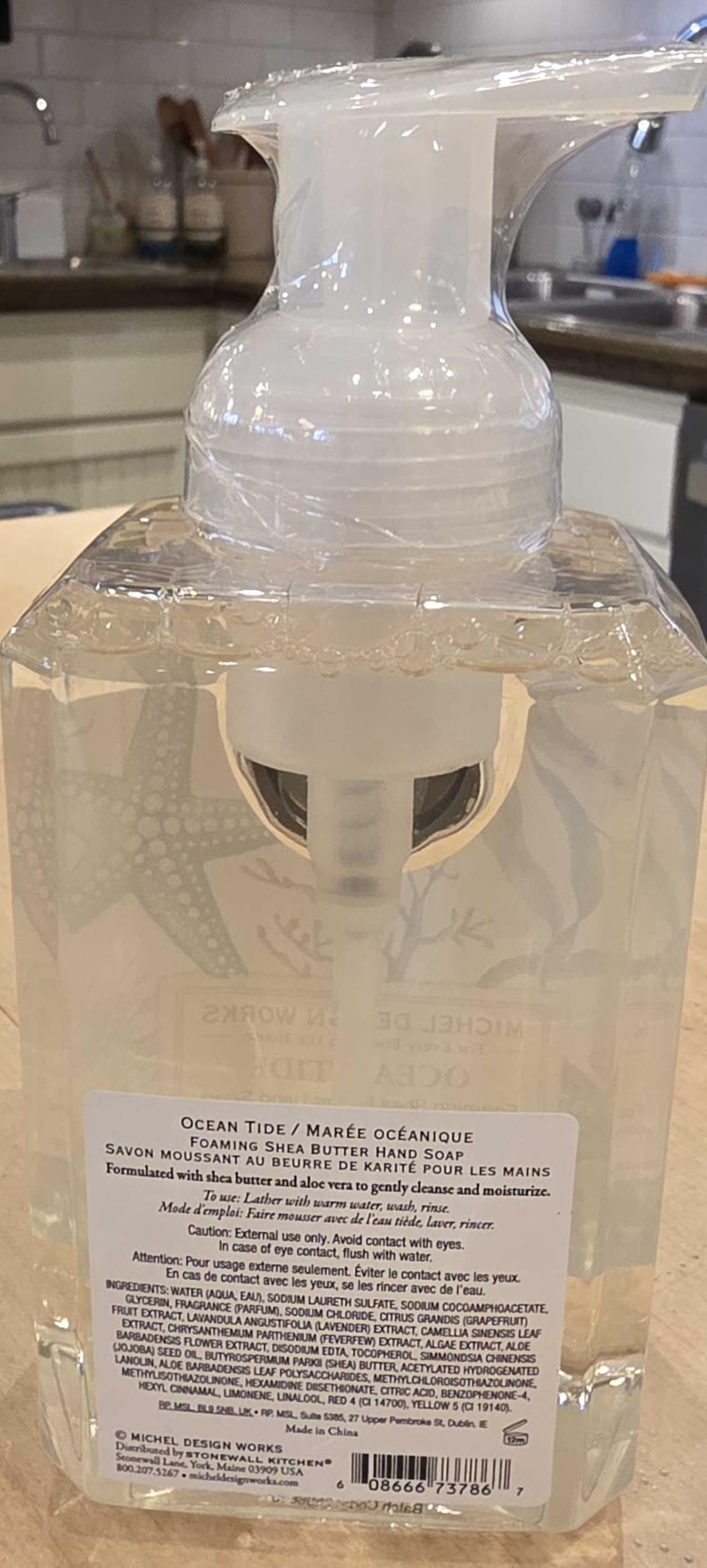 Michel Design Works Ocean Tide textura espumosa cubre las manos con suavidad.