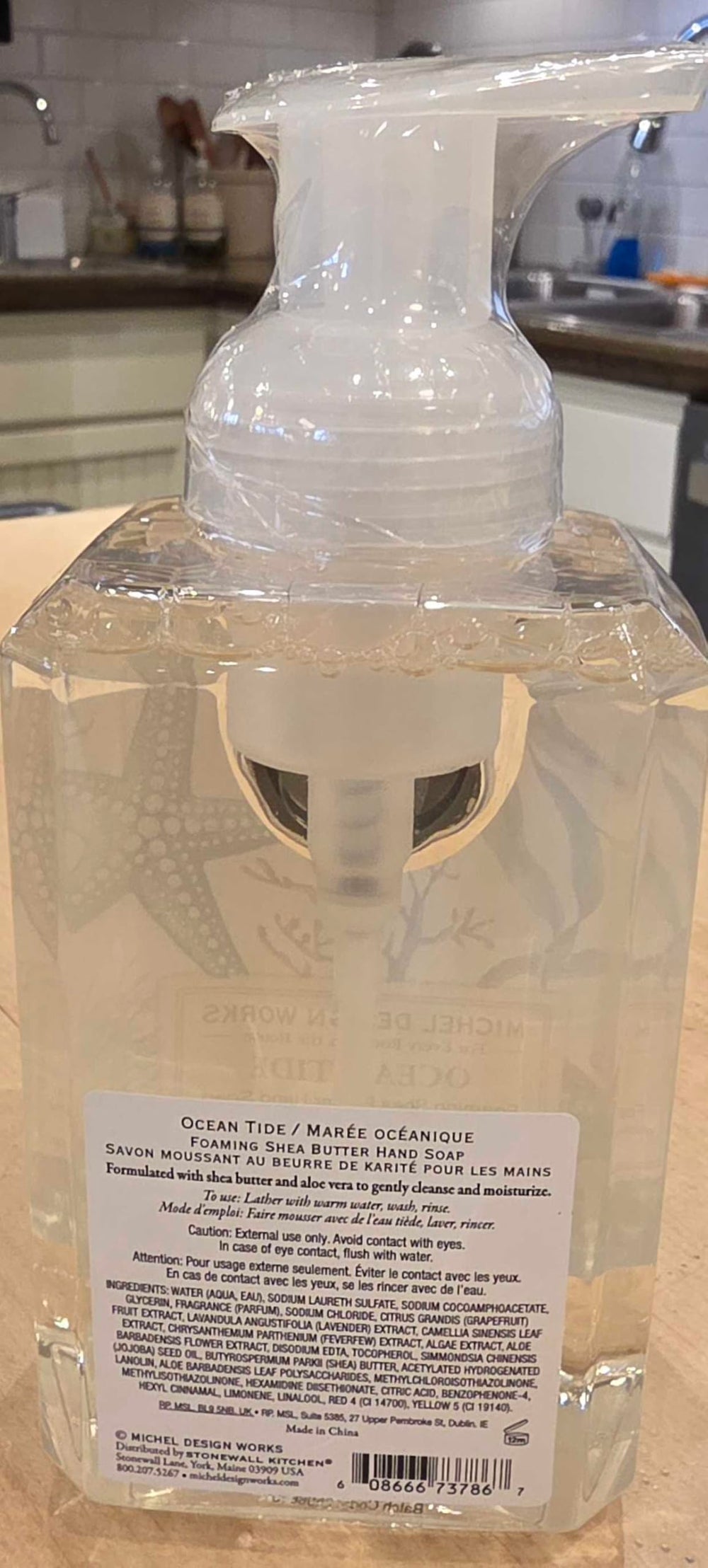 Michel Design Works Ocean Tide textura espumosa cubre las manos con suavidad.