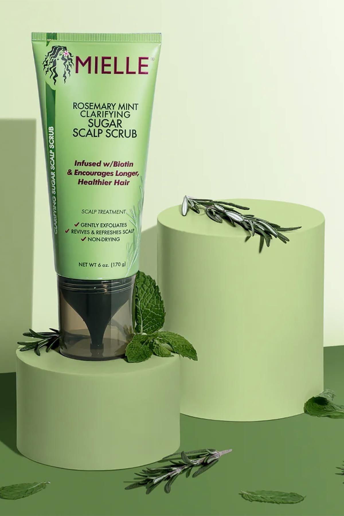Mielle Organics aroma romero-menta inspira sensación fresca durante el uso.