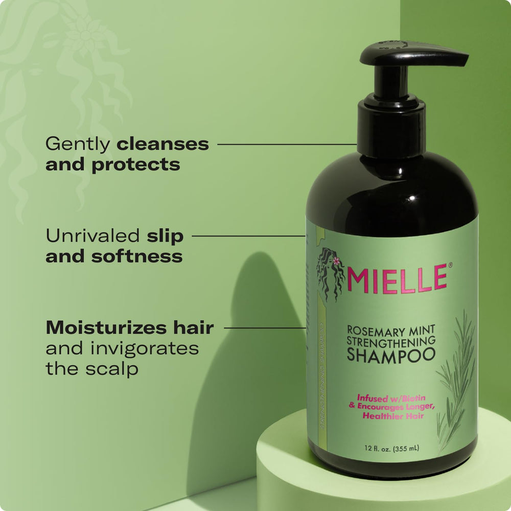 Masaje en cuero cabelludo con Rosemary Mint de Mielle Organics para activar la espuma.