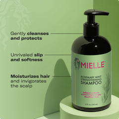 Masaje en cuero cabelludo con Rosemary Mint de Mielle Organics para activar la espuma.