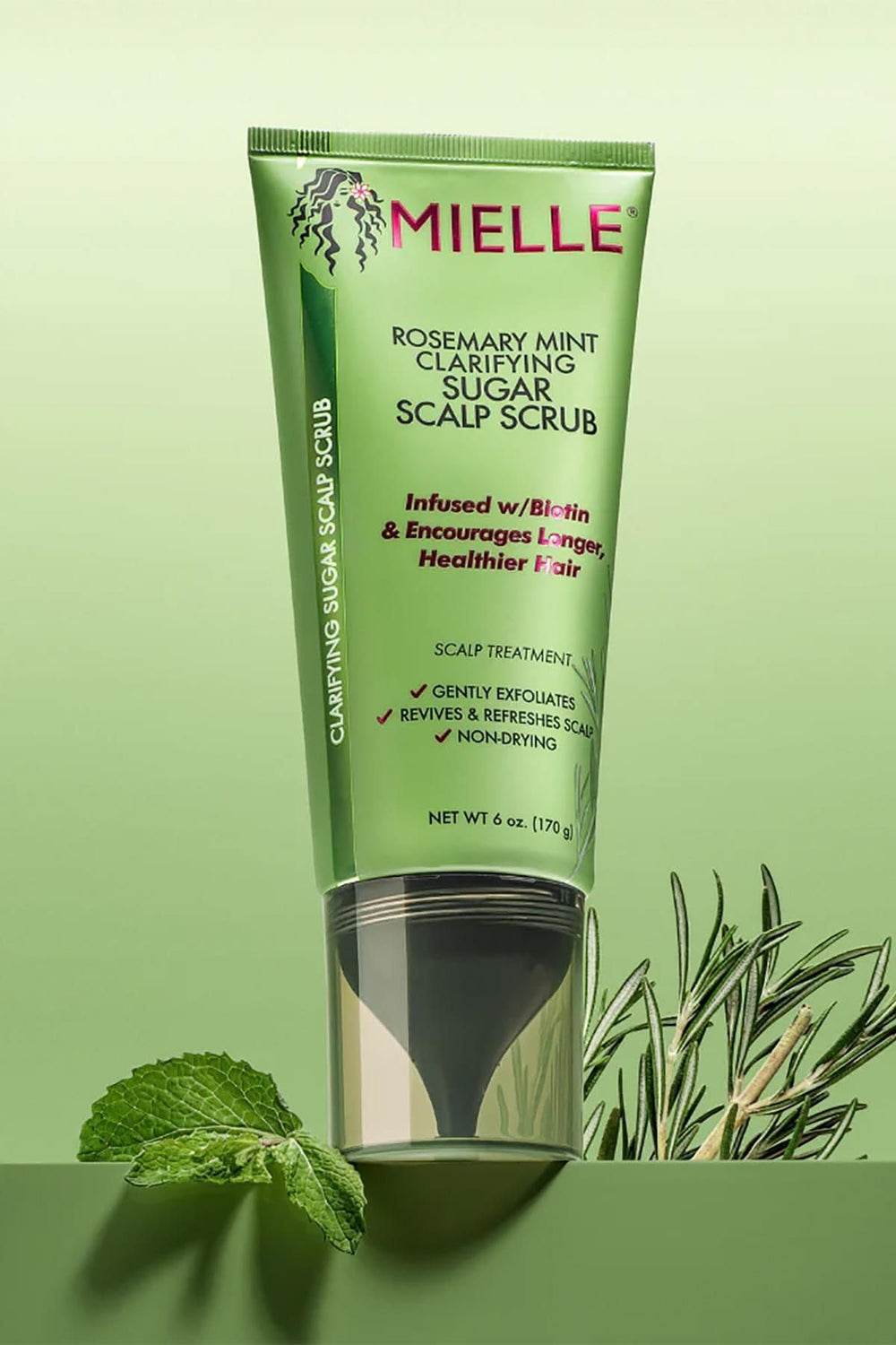 Mielle Organics masaje capilar detallado para exfoliar y activar la circulación.