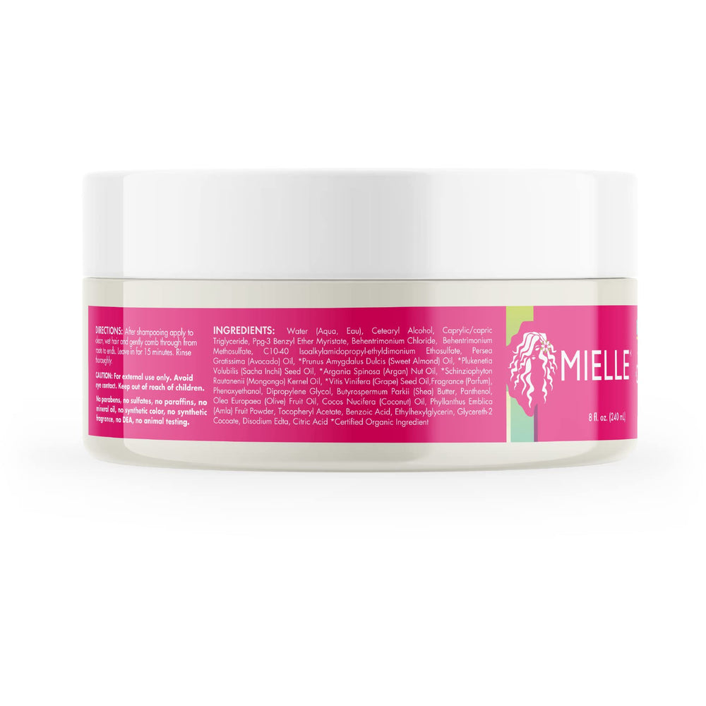 Aplicación suave del acondicionador Mongongo Oil en cabello húmedo para peinado sin esfuerzo.