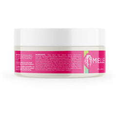 Aplicación suave del acondicionador Mongongo Oil en cabello húmedo para peinado sin esfuerzo.