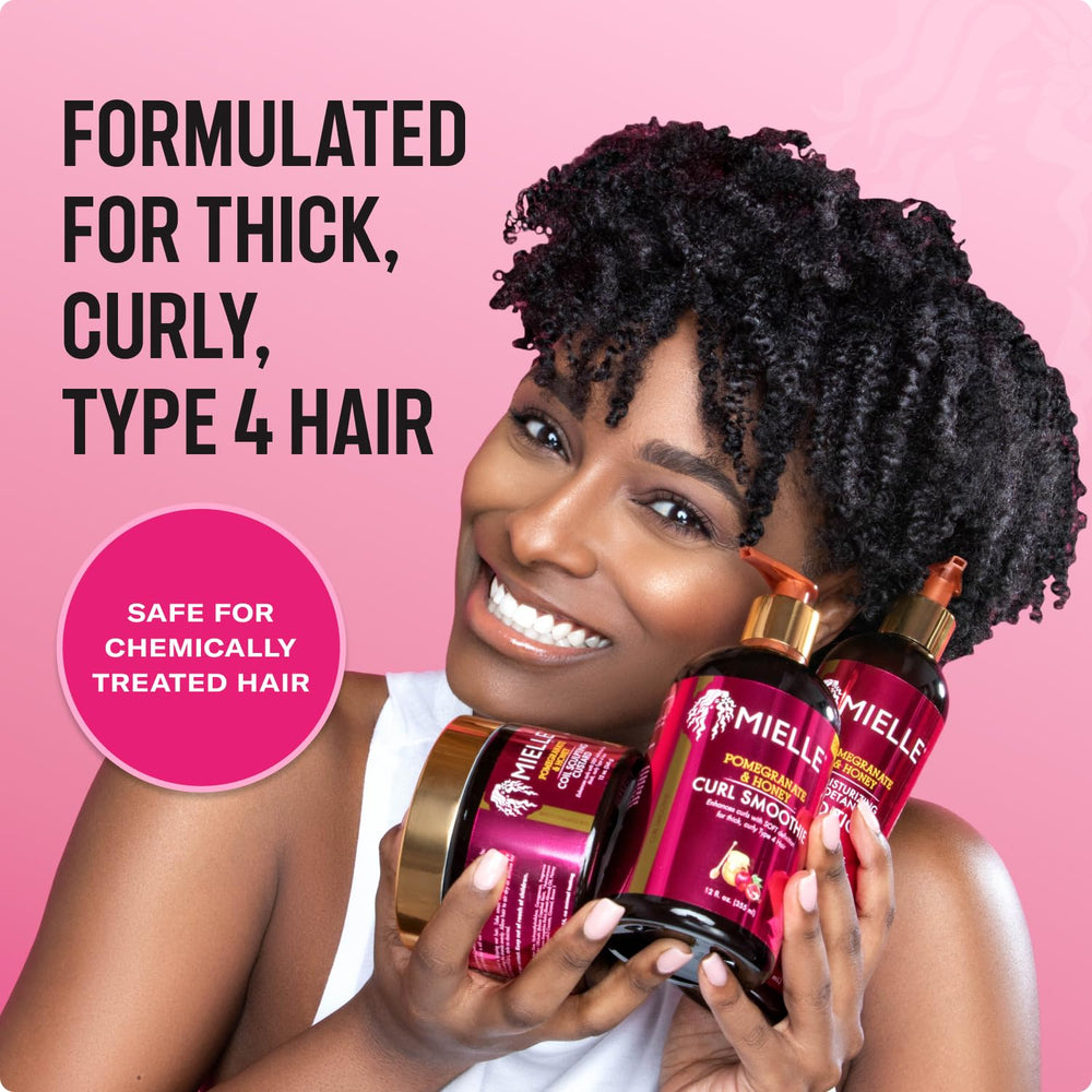 Champú Mielle Organics Pomegranate & Honey, aplicación en manos, desenredo suave para rizos.