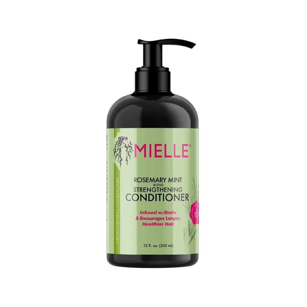 Shampoo Rosemary Mint en espuma cremosa, sensación suave para lavado cómodo.