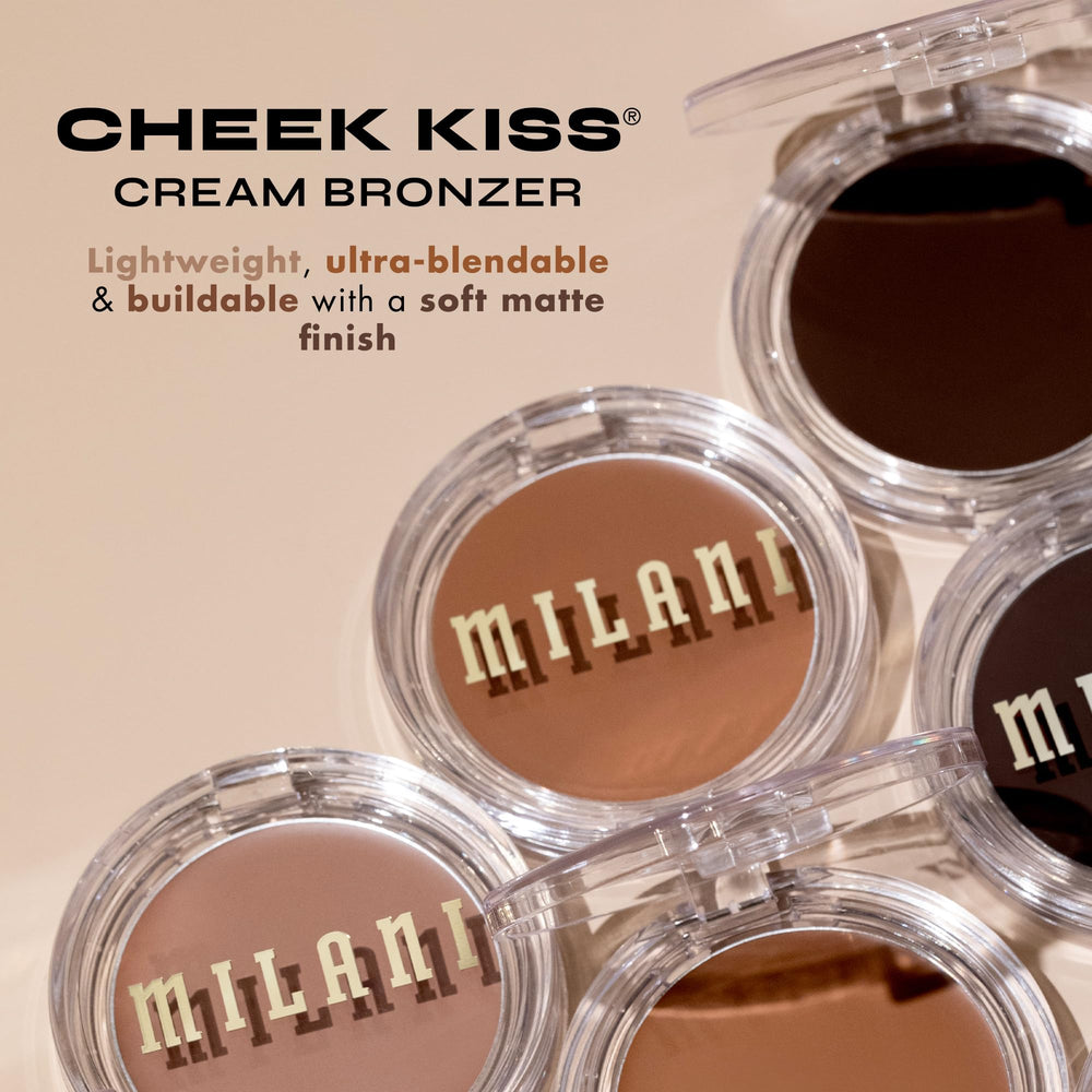 Aplicación con dedos de Milani Cheek Kiss, bronceador crema para un glow sutil.