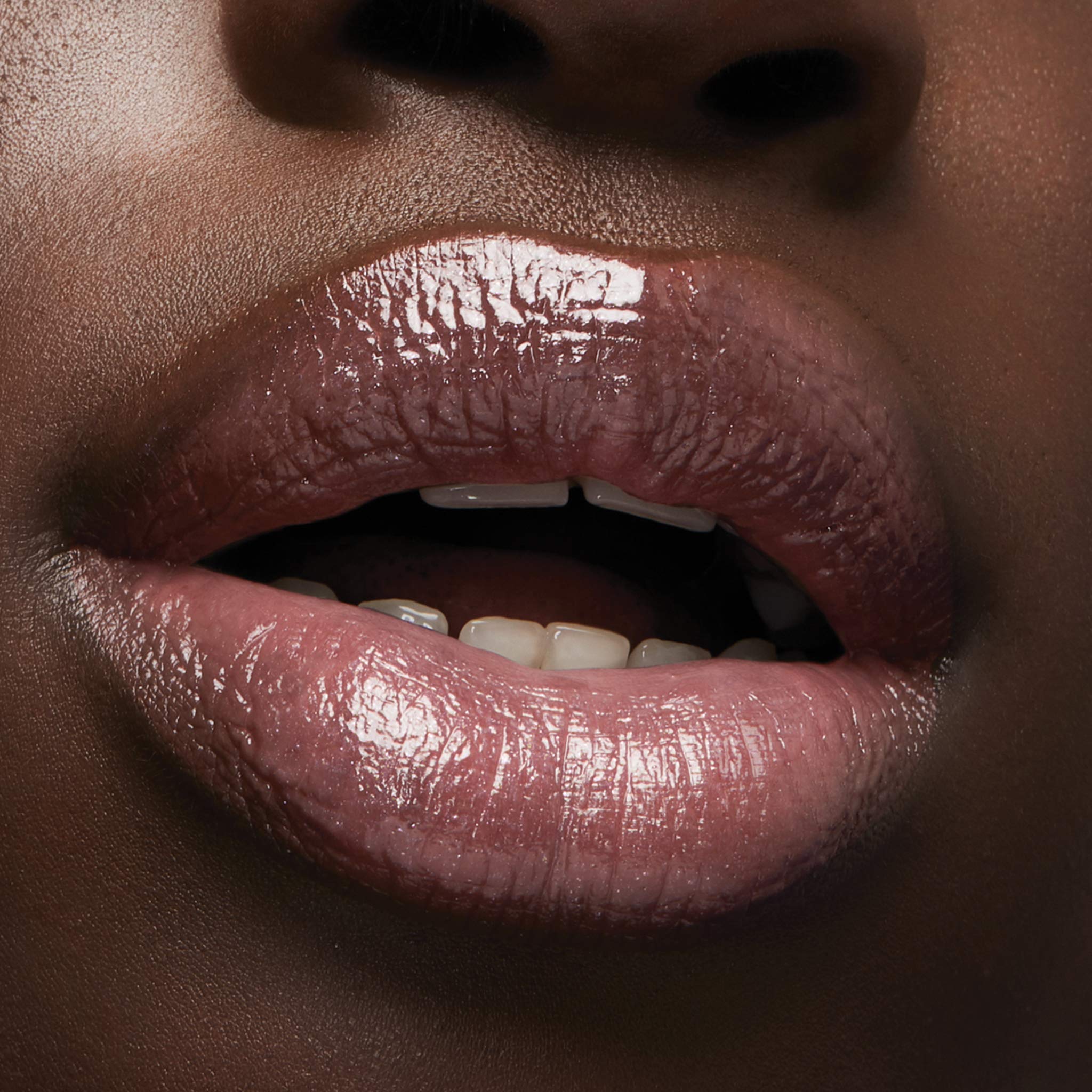 Milani Lip Gloss aplicación en arco de Cupido para acabado uniforme.