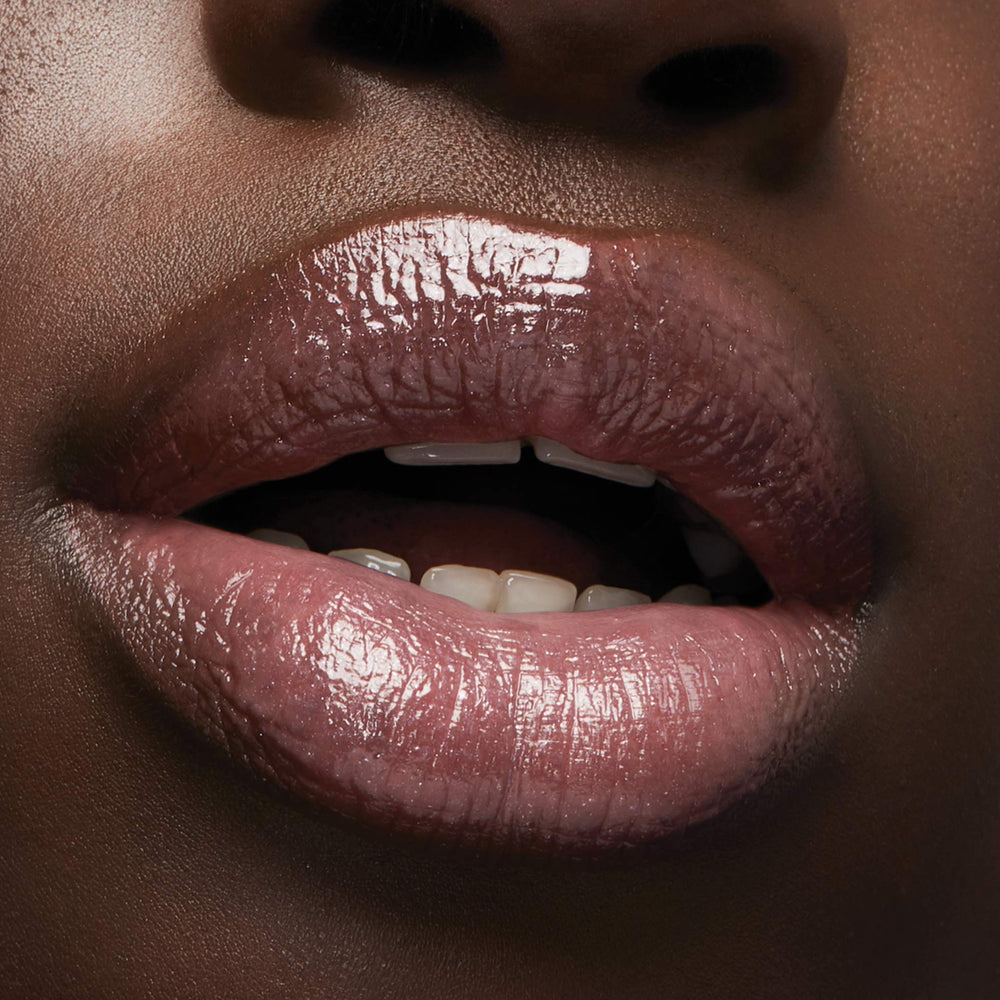 Milani Lip Gloss aplicación en arco de Cupido para acabado uniforme.