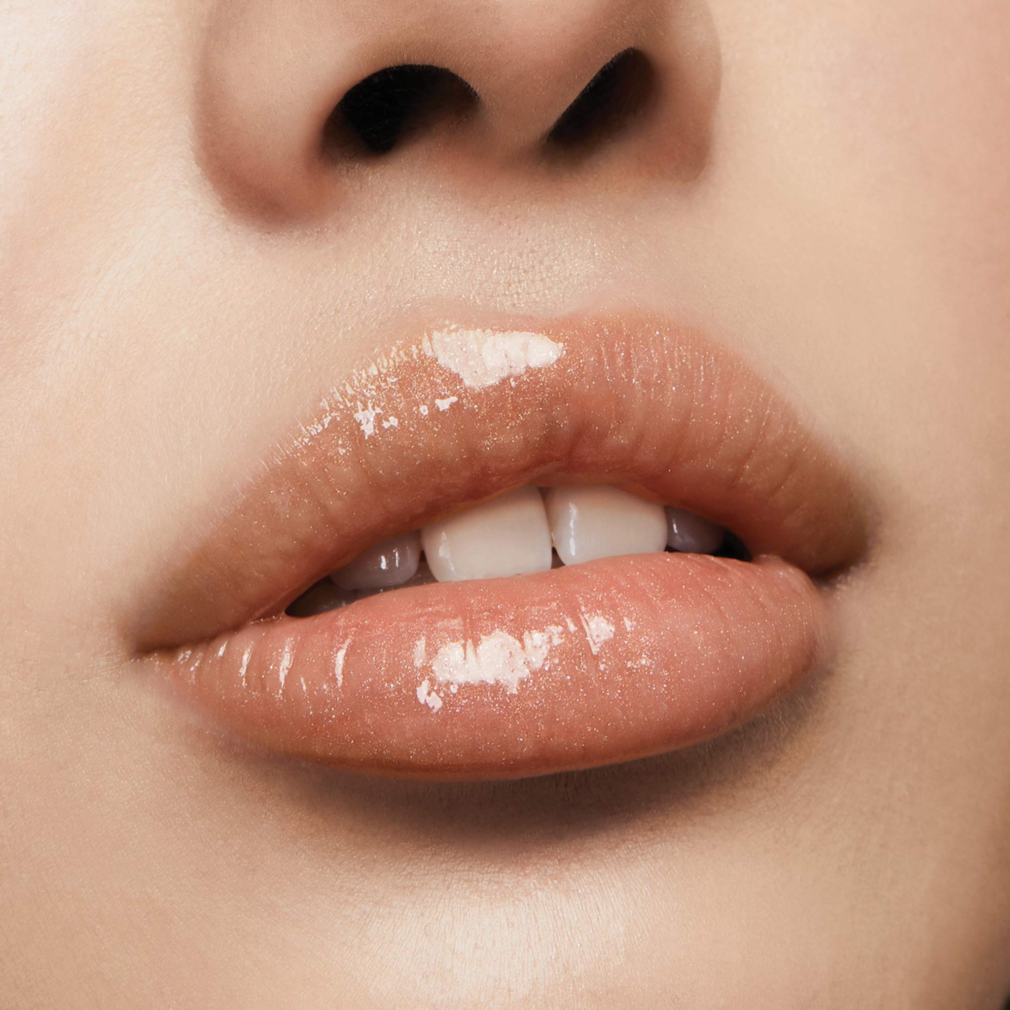 Milani Lip Gloss Keep It Full destellos brillantes para un acabado luminoso.