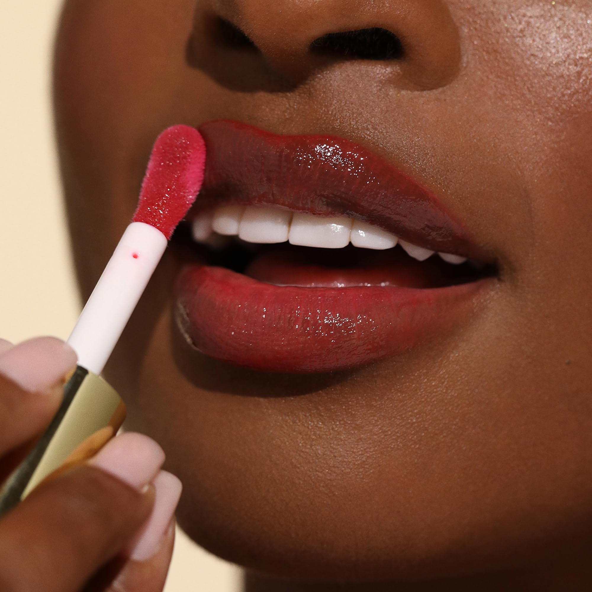 Sensación sedosa al aplicar Milani Lip Oil con brillo suave.