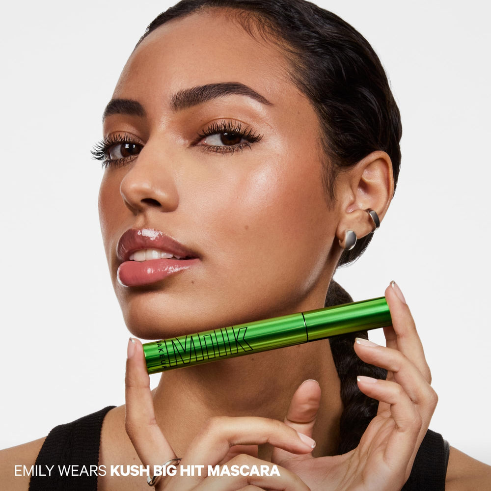 Milk Makeup KUSH Big Hit Mascara: muestra negro para ver color real.