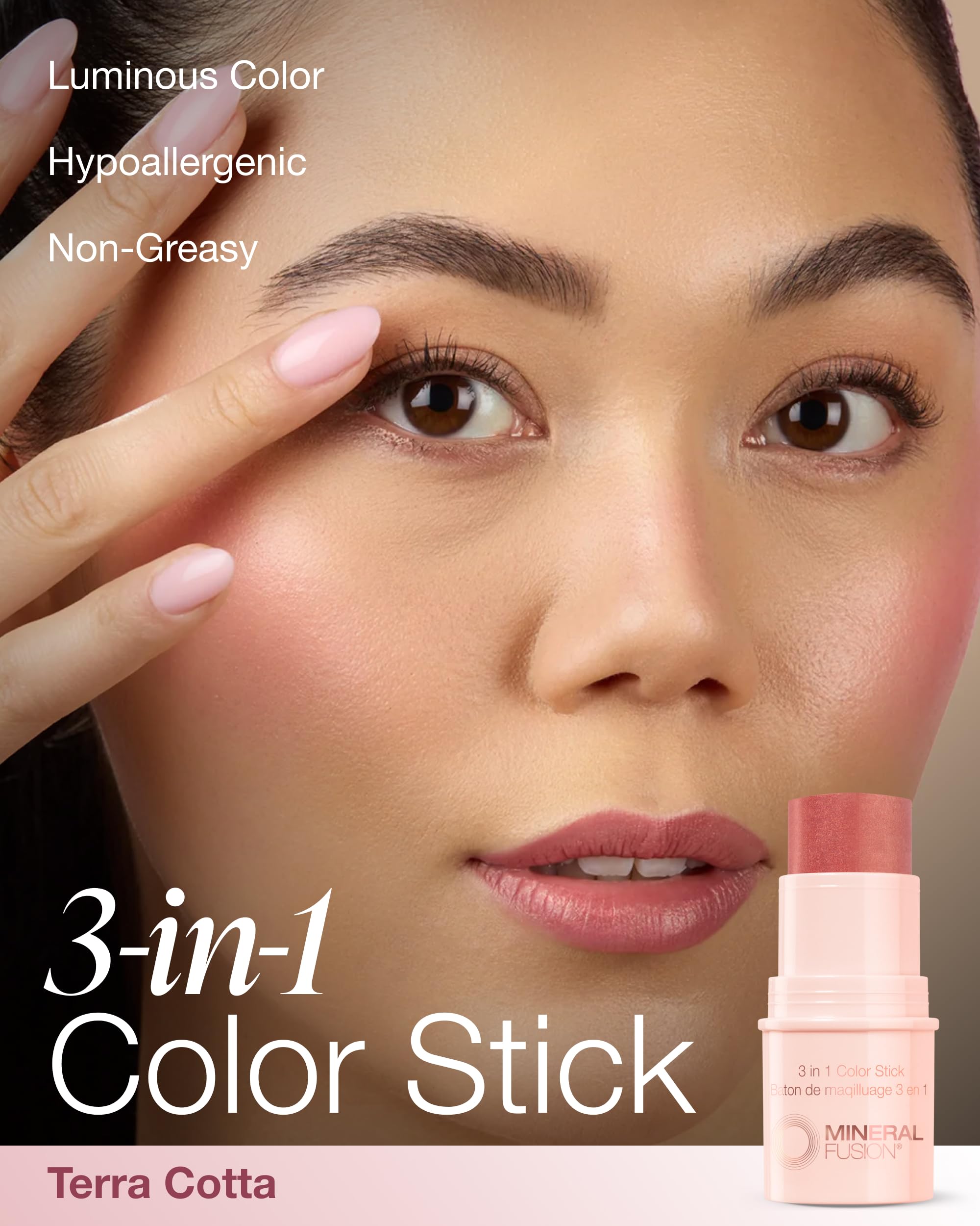 Muestra tono Terra Cotta en mejilla con Mineral Fusion para glow suave.
