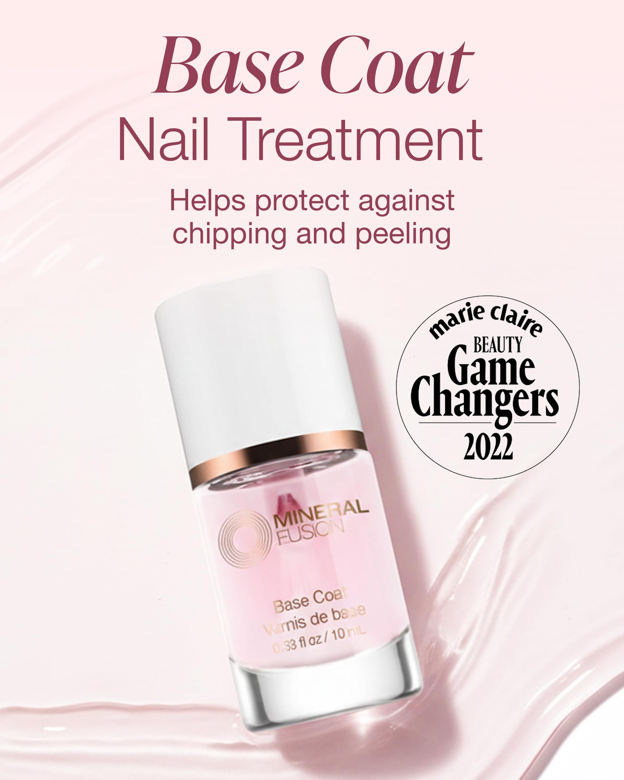 Aplicación de la capa base de Mineral Fusion para proteger uñas durante el esmalte.
