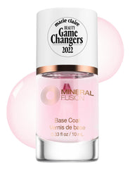 Capa base de Mineral Fusion aplicada sobre uñas para manicura más duradera.
