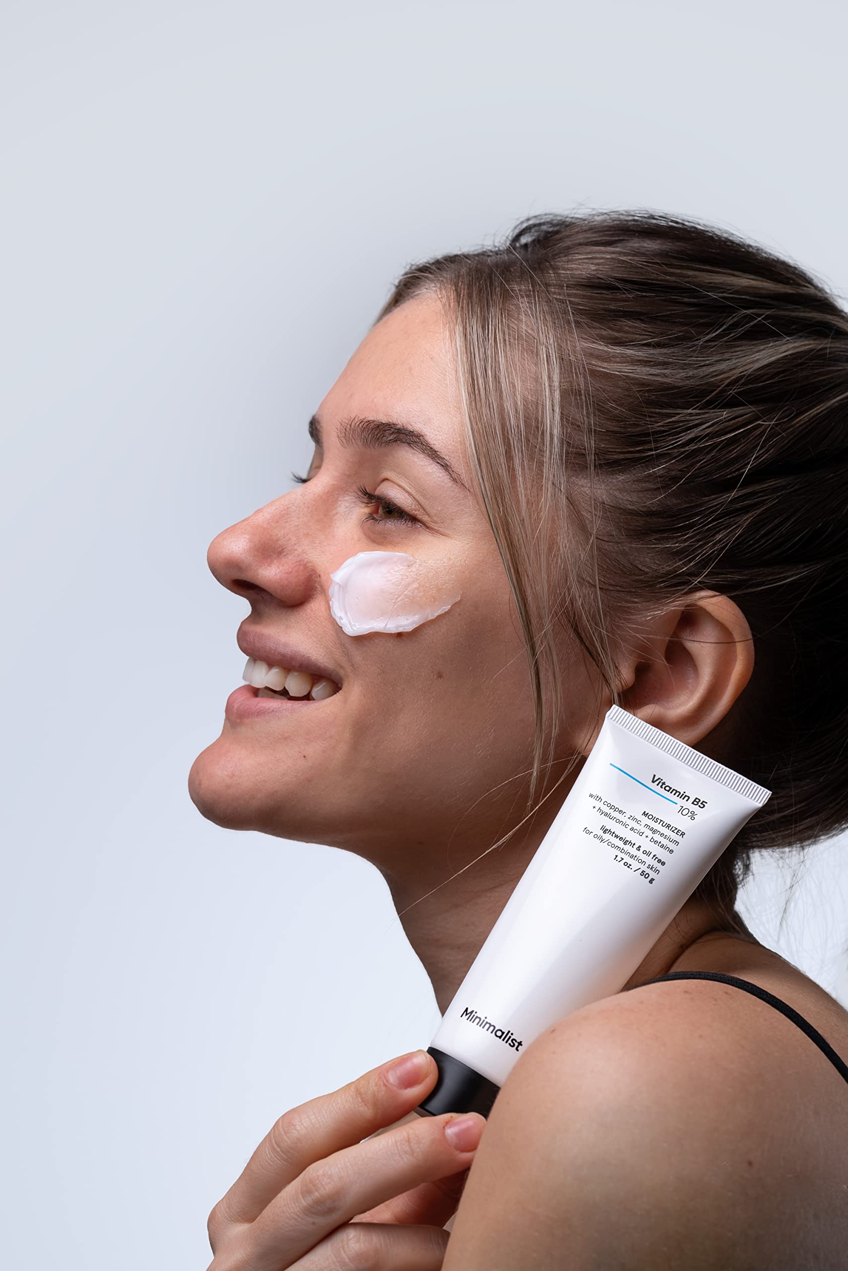 Minimalist Vitamina B5 10% aplicación suave en rostro, sensación fresca sin brillo.