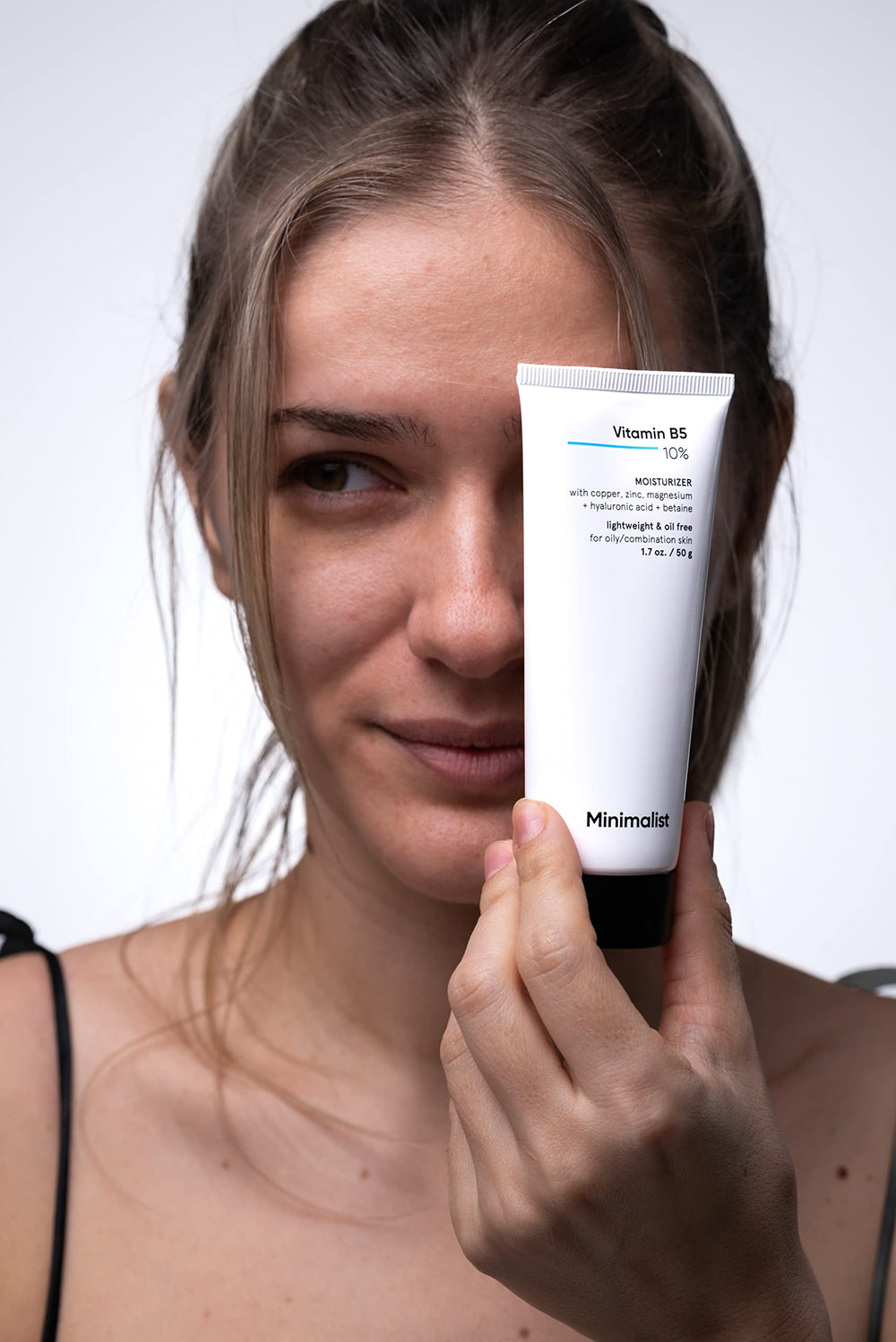 Minimalist Vitamina B5 10% textura gel, se desliza suave y refresca la piel.