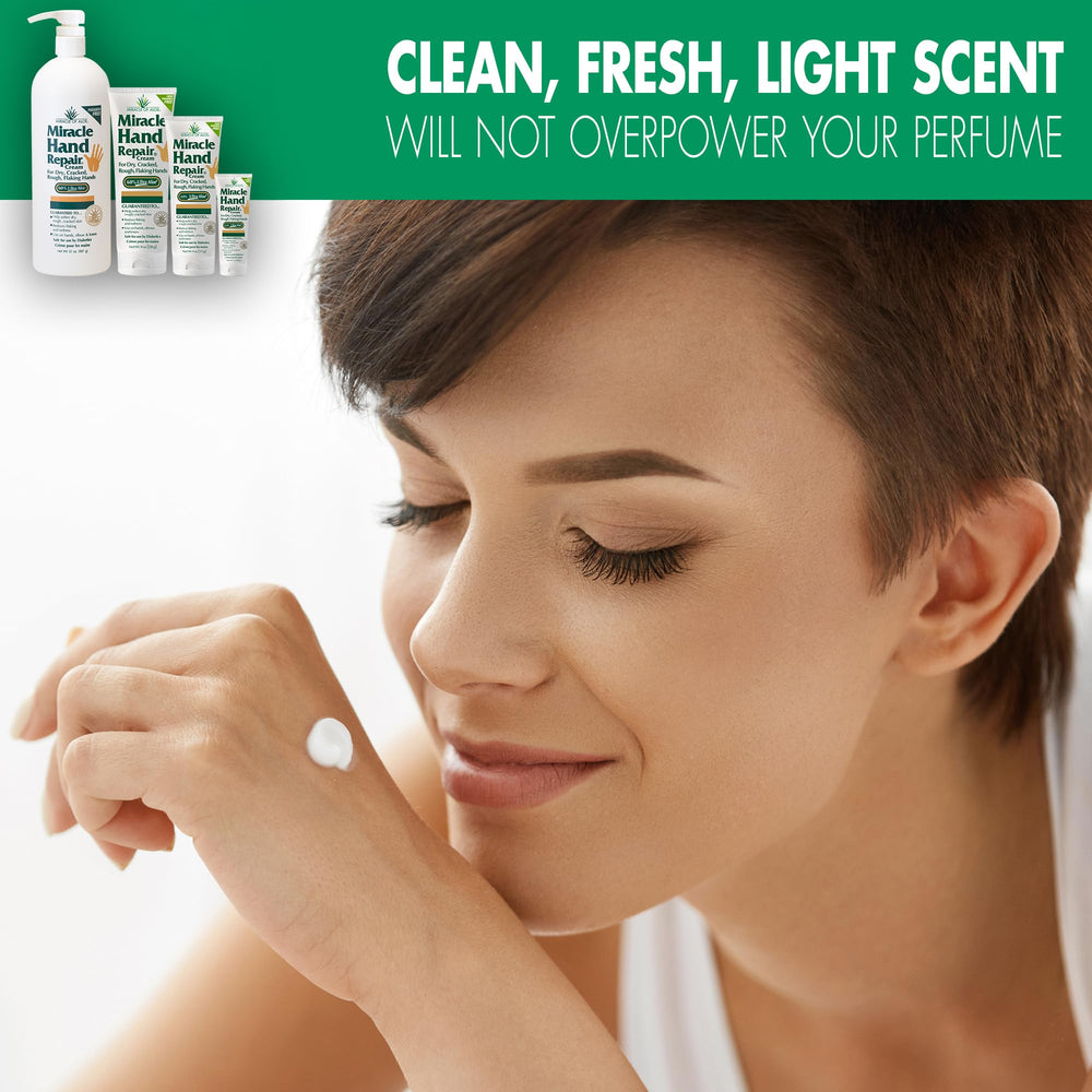 Aplicación no grasa de Miracle de Aloe vera en manos