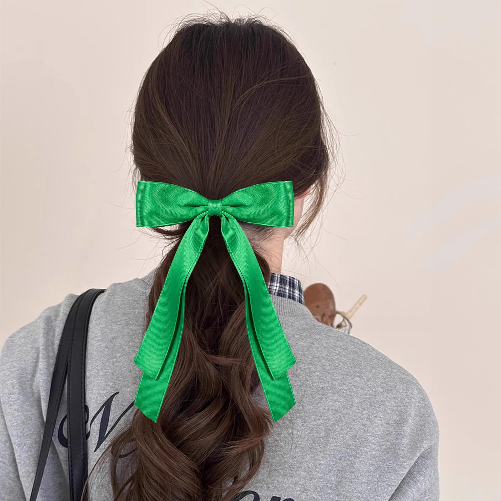 Miroksh lazo satinado verde añade color versátil a cualquier atuendo.