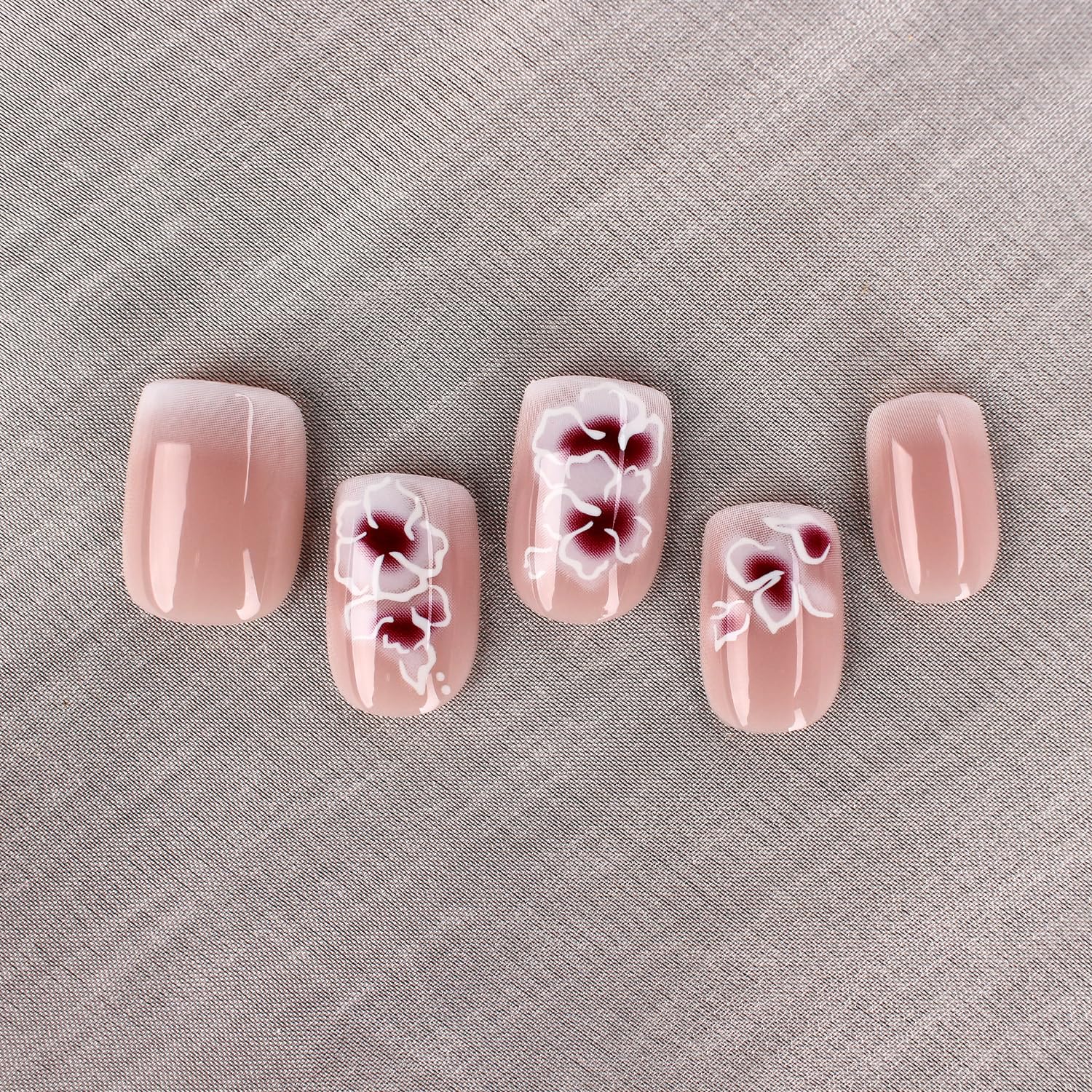 Uñas Mivota Frances con flores blancas plateadas para look elegante