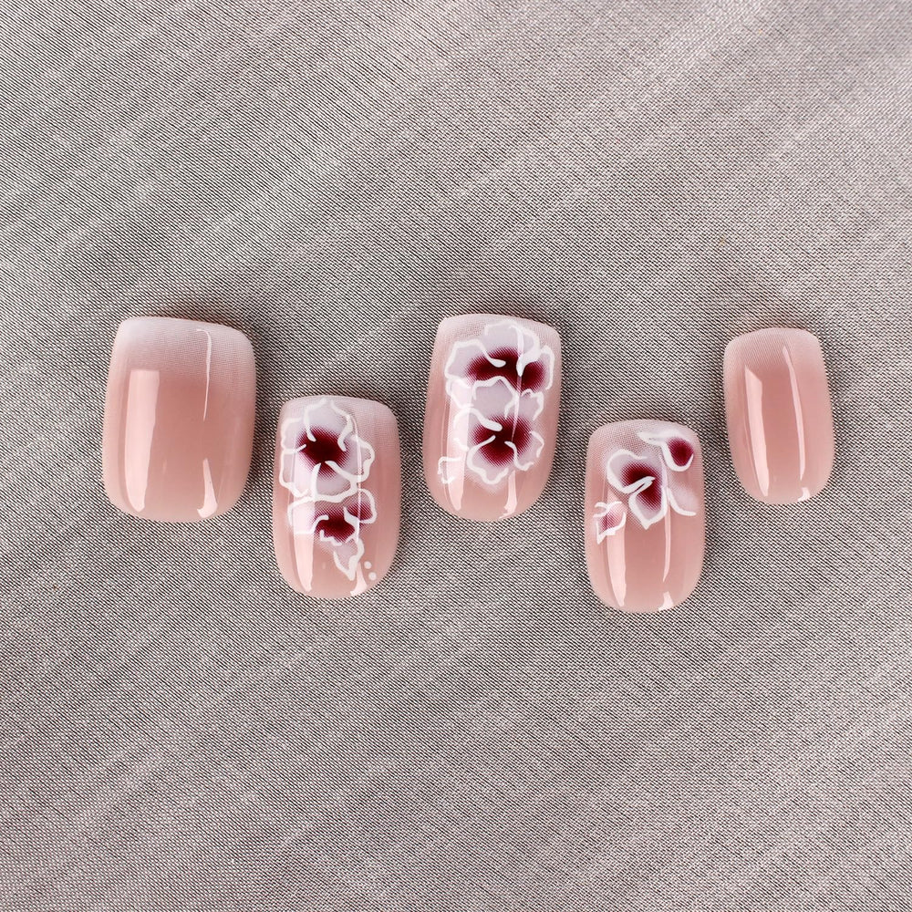 Uñas Mivota Frances con flores blancas plateadas para look elegante