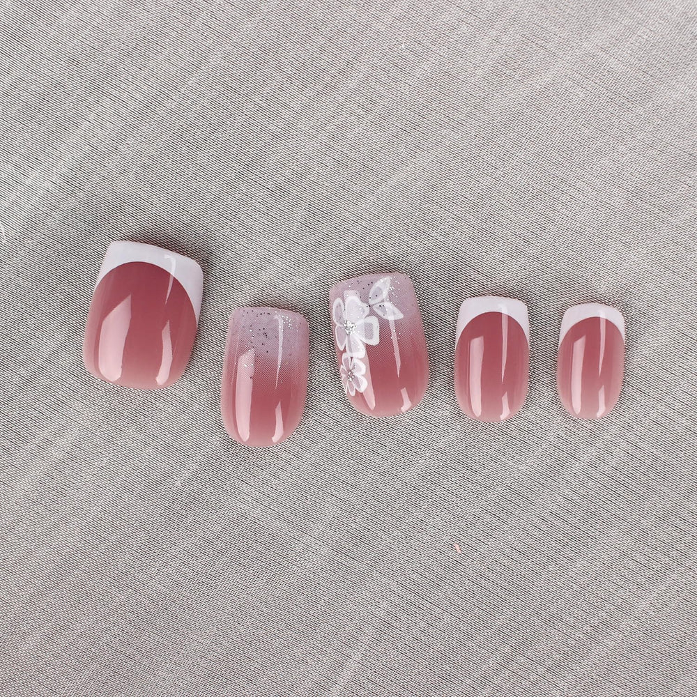 Uñas Mivota gradiente blanco-nude con diseño suave