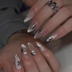 Mivota: uñas postizas con forma almendra y efecto ojo de gato nude para un look elegante.