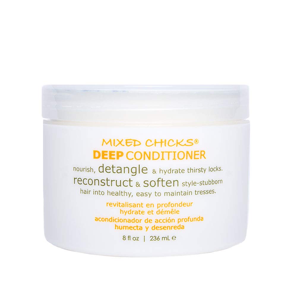 Acondicionador desenredante Mixed Chicks, detalle de la botella vertiendo crema para suavizar el cabello.