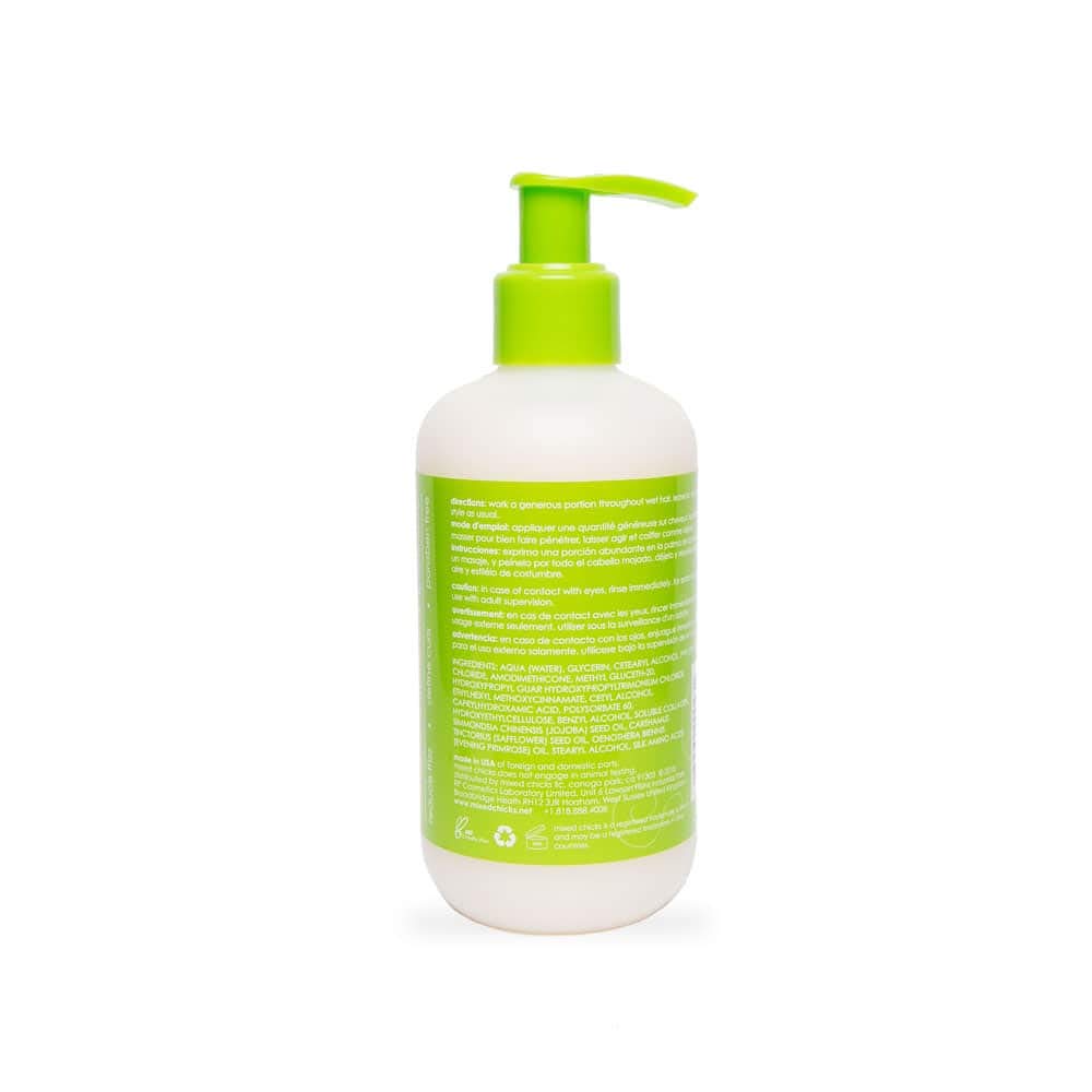 Aplicación del Acondicionador Sin Enjuague de Mixed Chicks Kids en el cabello infantil.