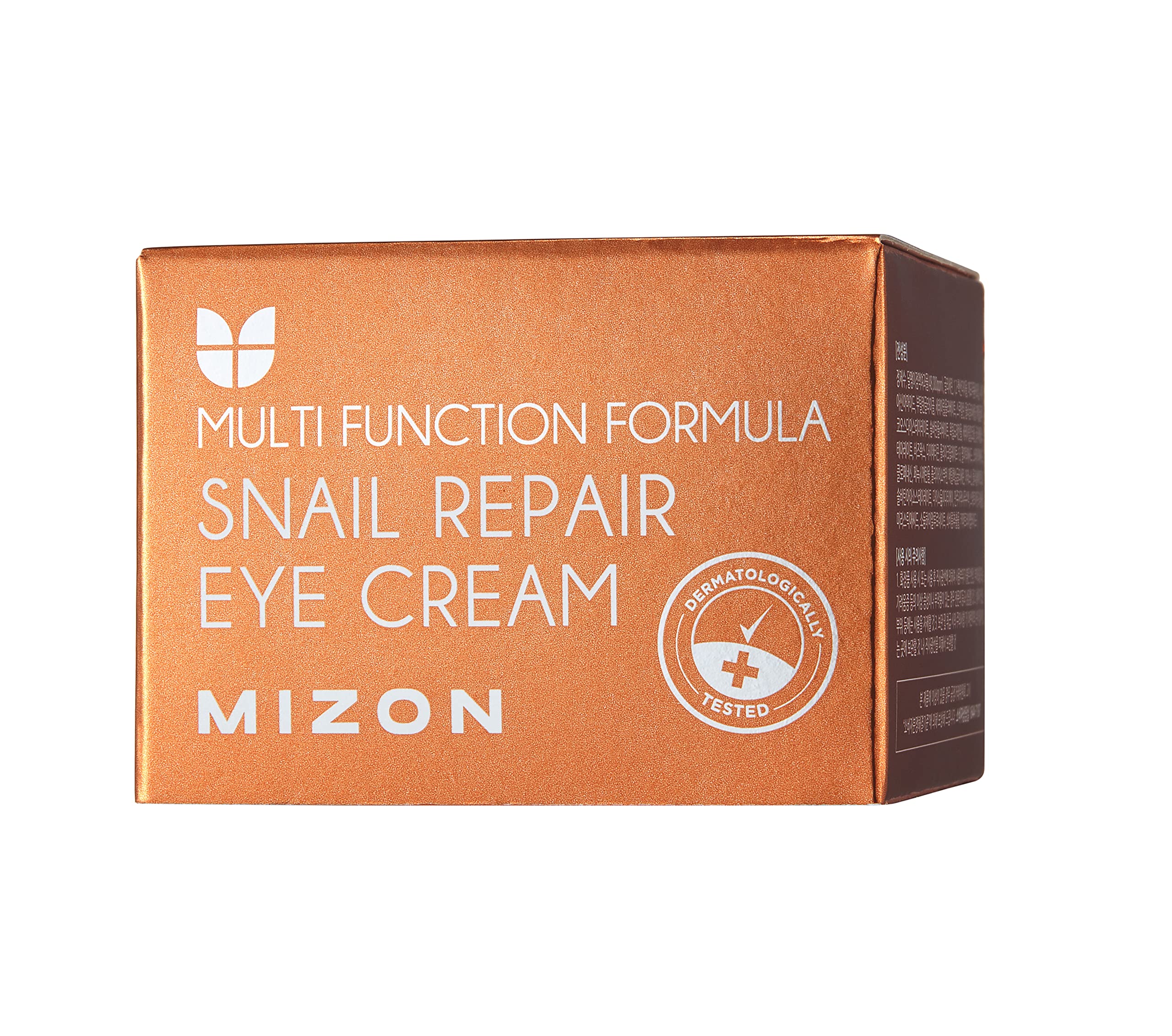 Aplicación de la crema MIZON Snail Line alrededor de los ojos para hidratar.
