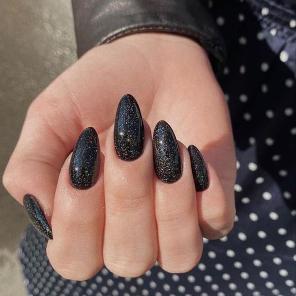 Detalle de uñas almendra con acabado brillante de Modelones.