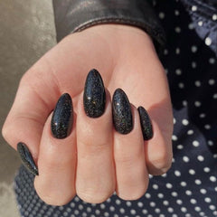 Detalle de uñas almendra con acabado brillante de Modelones.