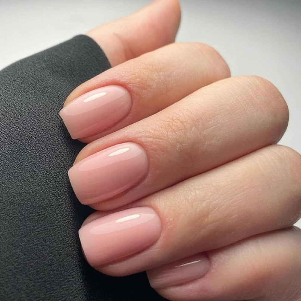 Modelones mano detalle uñas rosas cortas, acabado suave y natural