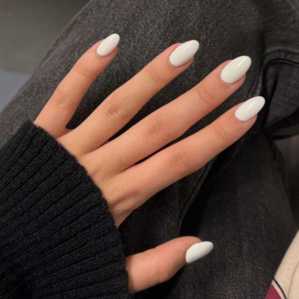 Modelones Short Press On Nails packaging shows a complete quick manicure.