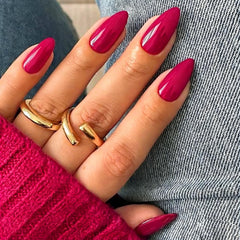 Modelones uñas en almendra frambuesa corto para look diario