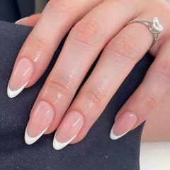 Modelones uñas francesas en almendra corta, estilo elegante para cualquier ocasión.