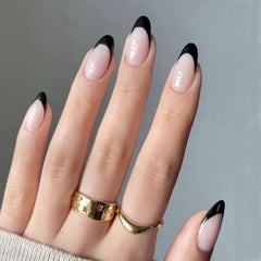 Modelones uñas francesas negras en almendra corta para looks elegantes y prácticos