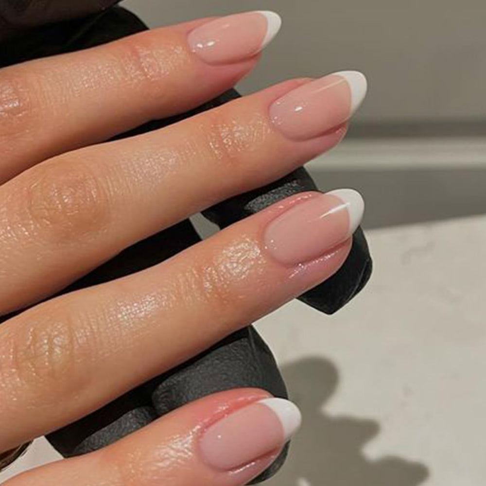 Modelones uñas francesas nude puestas en la mano para un look inmediato.