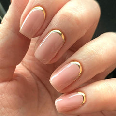 Modelones uñas francesas con puntas cortas y cuadradas para un acabado elegante.