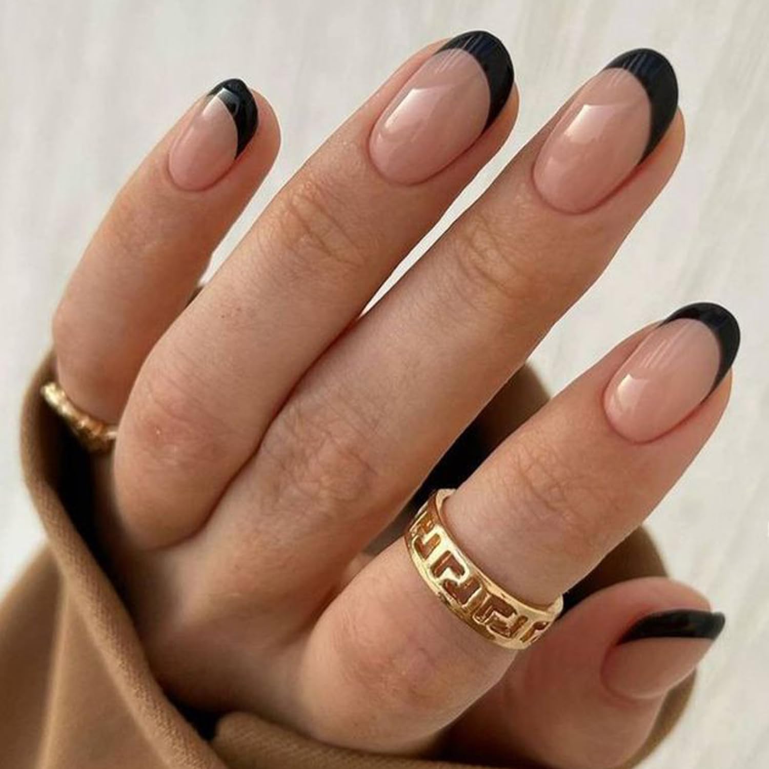 Modelones uñas negras con punta francesa para un look elegante