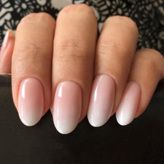 Modelones uñas pegables rosa degradado, estilo corto oval para uso diario.