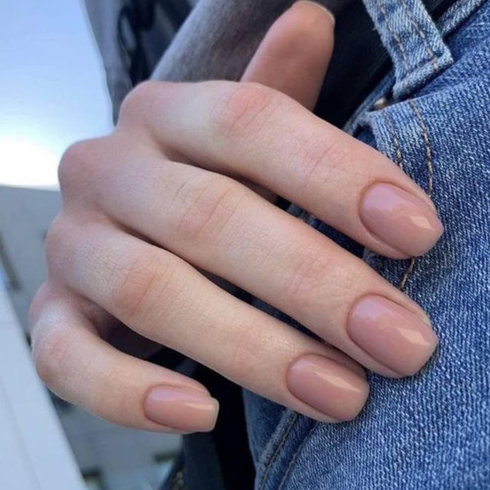 Modelones uñas postizas 32 piezas en durazno rosado, visual de uñas cortas y cuadradas para looks rápidos.