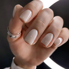 Modelones uñas postizas blancas, cortas y cuadradas para un look pulido.