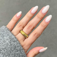 Modelones uñas postizas blanco lechoso en forma de almendra, vista frontal para estilo
